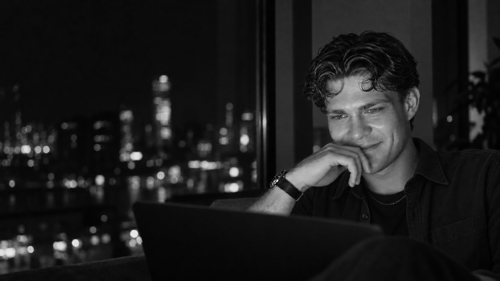 Ben am Laptop, abends am Fenster